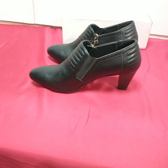 Rialto Stockholm Womans * 8.5M Black Leather Pleated Zip 2.5"Heel Bootie . - Picture 9 of 9
